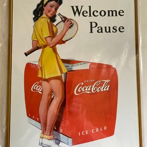 Coca Cola Girl Welcome Pause - plaque métallique vintage - Man Cave Garage Art