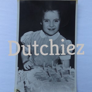 Princesse Christina (Marijke) Soestdijk, membre de la famille royale néerlandaise, 7e anniversaire avec gâteau d'anniversaire, carte postale haute brillance, carte photo, 1954