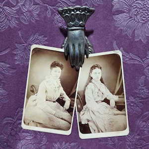 長い髪の姉妹アイダとアメリアのアンティーク CDV 写真 2 枚セット。ビクトリア朝時代。