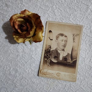 Belle photo de carte commémorative victorienne ou de coffret funéraire. Une photo identifiée d'un jeune homme chic sur un parchemin et des fleurs.