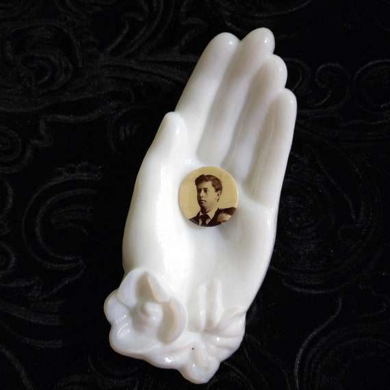 Victorian era mourning PHOTO pin button of a youn… - image 1