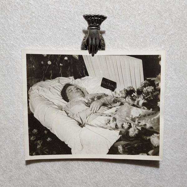 Ancienne photo post mortem d'une femme dans son cercueil. Un enterrement. Années 40. Nom de la plaque du cercueil.