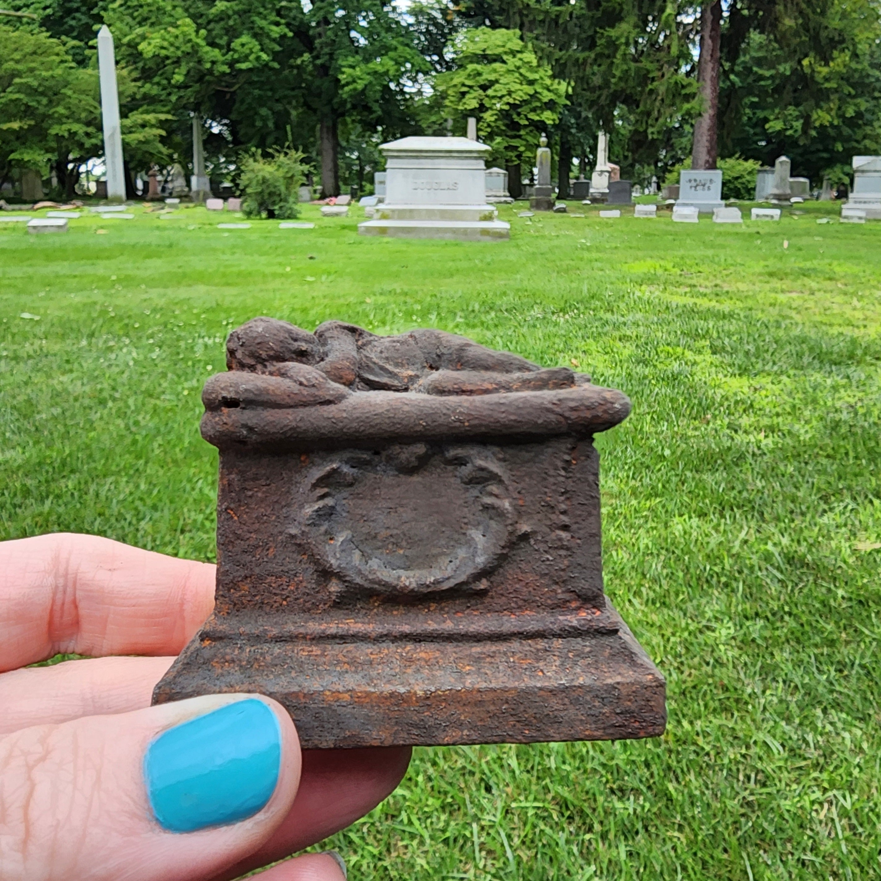 Bronze medallions available for headstones