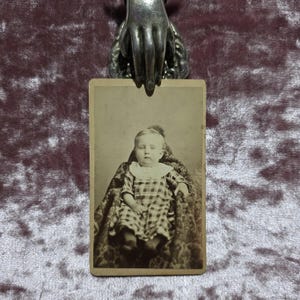 Antique, CDV photo of a not so Hidden mother or father. Victorian era. Carte de viste.