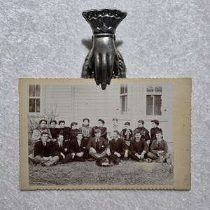 Viktorianisches Kabinett Kartenfoto. Gruppe von jungen Männern und Frauen und einem Hund. Fotografie des 19.Jahrhunderts. Klasse?