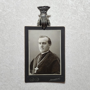 De priester. Antieke kastkaart uit Columbus, Ohio.