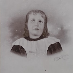 Una hermosa foto de gabinete de luto de la época victoriana con un retrato al carboncillo de una niña identificada. ¡Una imagen conmovedora! Un monumento conmemorativo.