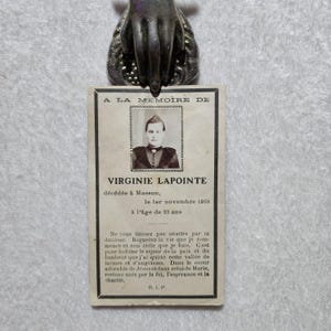 Antigo objeto fúnebre. Um cartão de oração memorial francês de 1910 para uma jovem mulher. Foto de Virginie LaPointe.