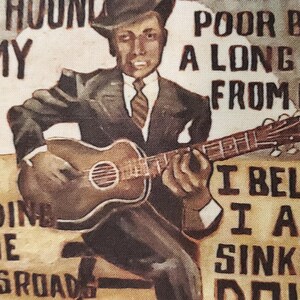 Pu&ograve; includere: Pannello in tessuto con un'illustrazione vintage di un uomo che suona la chitarra. L'immagine include il testo "Robert Johnson", "Hound My" e "Of The Delta Blues". L'uomo indossa un abito e un cappello.