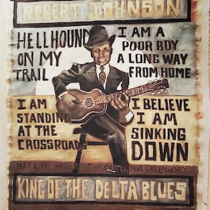 Pu&ograve; includere: Ritratto dipinto di Robert Johnson che suona la chitarra, con testi come "Hellhound on My Trail" e "King of the Delta Blues". L'opera presenta una figura seduta in abito e cappello, con testi di canzoni e date.