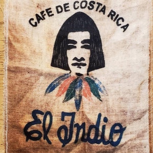 Könnte beinhalten: Ein Vintage-Kaffeepackung mit dem Aufdruck "Cafe de Costa Rica El Indio". Die Packung zeigt eine Schwarzweißillustration einer Person mit einem Federkopfschmuck.