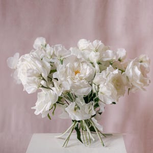 Modern style white silk wedding bouquet with realistic garden rose and sweet pea, real touch silk white rose bridal bouquet