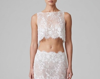 Top corto y minifalda de encaje chantilly con cuentas y ribetes de encaje para novias.