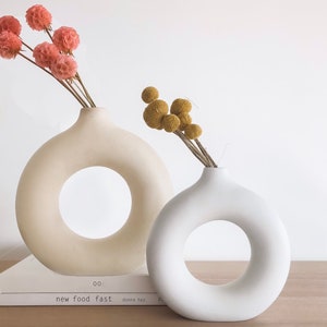 beige and white donut vase set