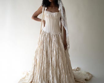 Satijnen trouwjurk met geplooide lage taille en bezemsteel - Volledig op maat gemaakte trouwjurk - Daphne Floure studio geïnspireerd