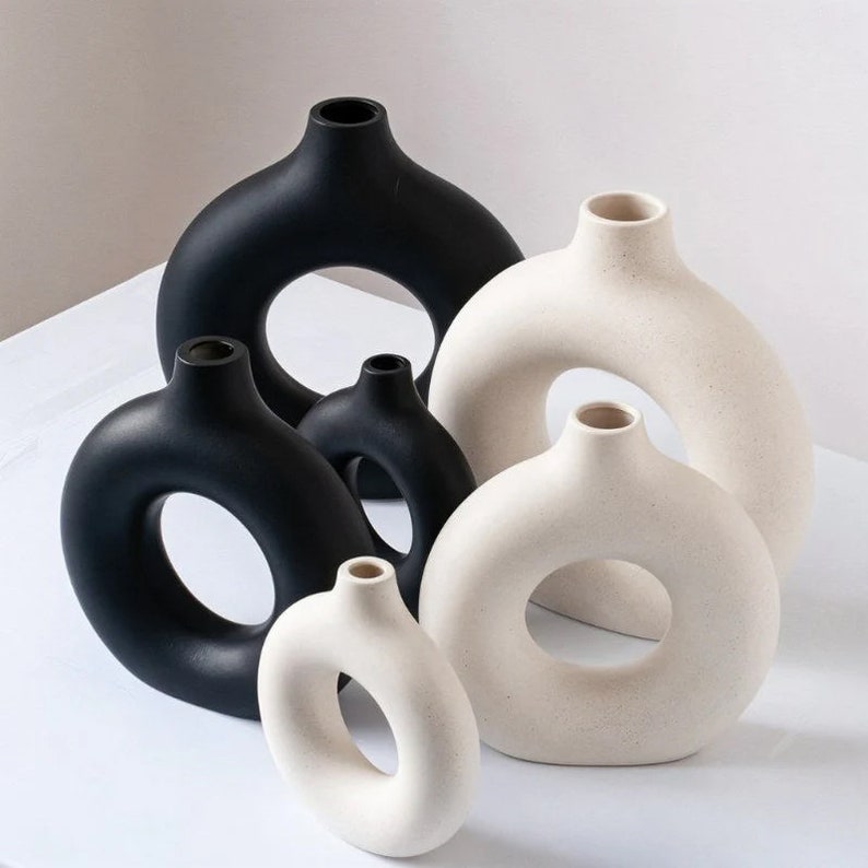 Set mit 2 hohlen Keramikvasen, Set mit 2 schwarzen Donutvasen, Keramikset mit 2 minimalen Vasen, Set mit mehreren minimalen Vasen in verschiedenen Farben Bild 2