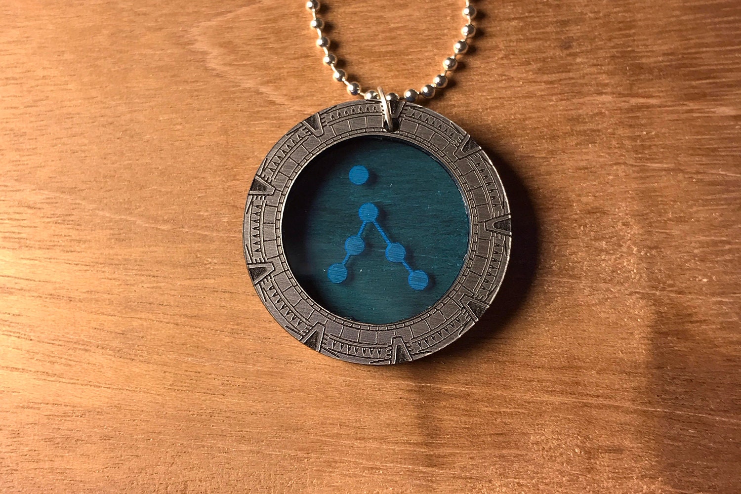 медальон с камнем. кулон лучшие друзья. кулоны для семьи 5 человек. красивые подвески мрачные. серебряная подвеска для лучших подруг мышка.