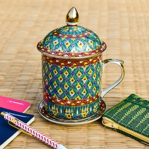 Handbemalte Thai Benjarong Kaffeetasse mit Deckel: Royal Gold Porzellan, Keramik aus Thailand