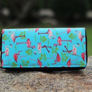 Cartera de mujer Pink Flamingo print Baby Blue - Monedero vegano Boho, Monedero vegano lindo, Cartera de tela impresa, Cartera clutch para mujer