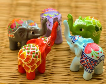 Figurines d'éléphants en résine peintes à la main - Lot de 5 - Porte-bonheur thaïlandais