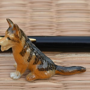 Miniature Hand-Painted Ceramic Dog Figurine, Collectible Tiny Animal Statue, Handmade Pottery Gift for Dog Lovers, Cute Home Déco