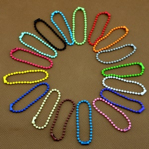 Puede incluir: Surtido de 20 collares de cadena de plástico de colores vivos. Cada collar mide aproximadamente 45 cm de largo y presenta una variedad de colores, incluidos rojo, azul, verde, amarillo, naranja y morado.