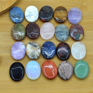 Hand Carved Oval Crystal Stones,Gemstone Stone.Crystal Gemstone Healing Quartz Flatback Oval Pendant，Natural stone Oval pendant Keychain