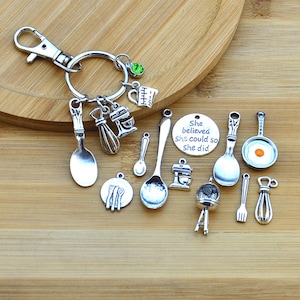 DESIGN Ein Schlüsselbund, Erstellen Sie Ihre eigenen Bäcker Spaß Charms Messbecher Mixer Handmixer Charme Schlüsselbund, Baker Schlüsselbund, Back Charm Schmuck