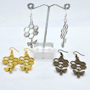 Bee and Honeycomb Earrings，Bee Lovers, Bee Jewelry, Fun Earrings,Honeycomb Jewelry，Dangle Drop Bee and Honeycomb Earrings，Bee Honeycomb