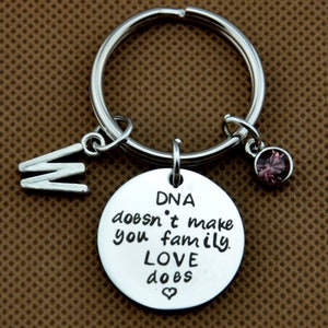 Portachiavi Per Matrigna - Inciso 'DNA Doesn't Make You Family Love Does' - Regalo Affettuoso
