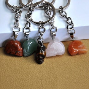 Natürlicher Kristallschädel Schlüsselbund, Edelstein Schlüsselanhänger, geschnitzter Kristallschädel Schlüsselbund Naturstein, Steinschädel Schlüsselbund, Crystal Quartz Schlüsselanhänger