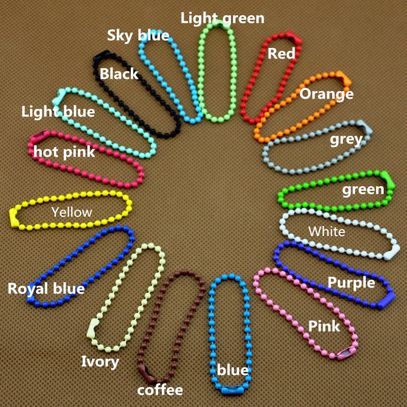 Pode incluir: Uma variedade de colares de corrente de bola de diferentes cores, incluindo azul claro, rosa quente, amarelo, azul royal, verde claro, azul c&eacute;u, vermelho, preto, laranja, cinza, verde, branco, roxo, rosa, marfim, azul e caf&eacute;.