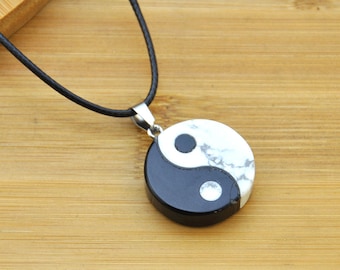 Natürliche Howlith schwarzer Obsidian gespleißte schwarze und weiße Tai Chi Yin und Yang Halskette ， Handgemachte Yin Yang Schmuck ， 25 mm Yin Yang Anhänger