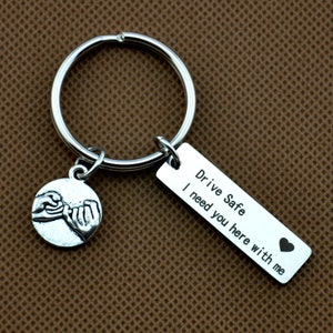 Pinkie jura Chaveiro, Dirija com segurança, preciso de você aqui comigo (com coração) chaveiro - dirija com segurança -viagem -motorista -viagem -amado - gif especial