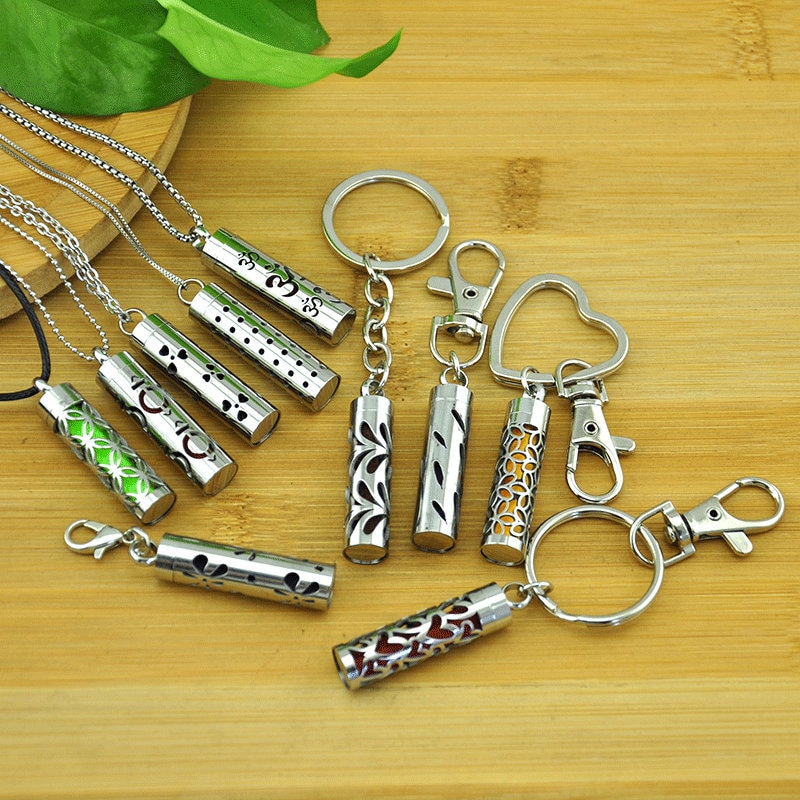 Aromatherapie-Medaillon-Halskette / Schlüsselbund, Zylinderform-Edelstahl Aromatherapie-Diffusoranhänger, ätherische Öle Locket-Diffusor Schlüsselbund