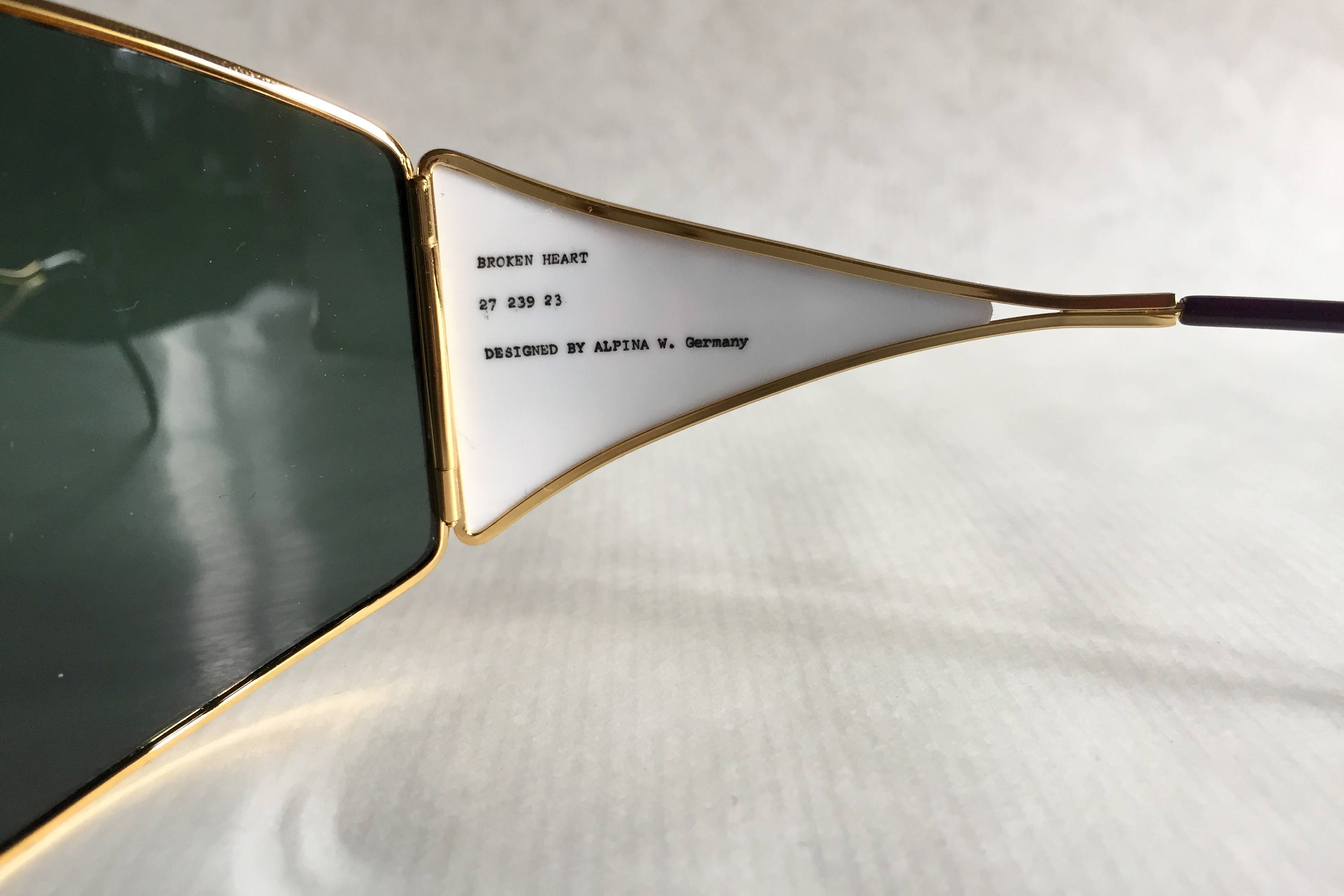 Alpina Talking Glasses «Broken Heart» Vintage Sunglasses Full Set West
