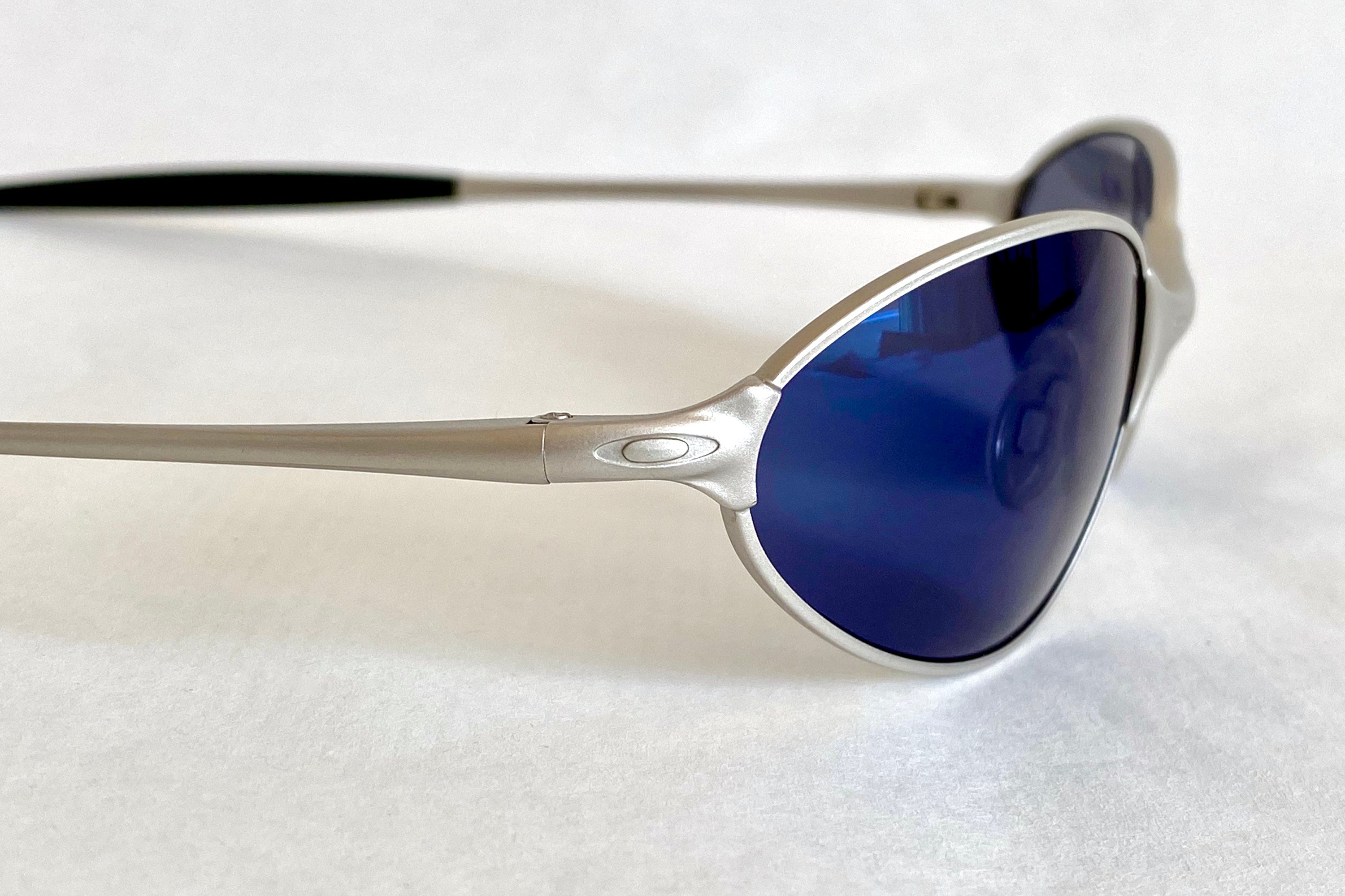 2000 Oakley C Wire™ Silver Ice Iridium Vintage Sunglasses 2000 Oakley C Wire™ Silver Ice Iridium Vintage Sunglasses