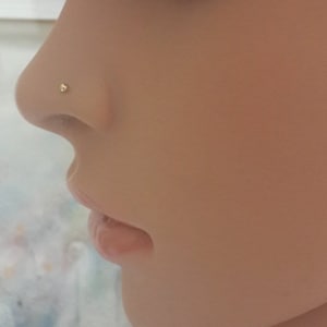 小さな 24 ゲージ 14k 純金ノーズスタッド - L 字型 - 純金 1-1.5 mm ボール - 20g 22g 24g - ノーズスタッド - ヘリックス - トラガス - ノーズスタッド - 手作り - セール