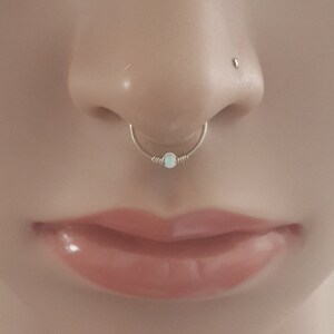 Weißer Opal 2mm Septum Ring, Nasenpiercing, 20 - 22 Gauge, 6 - 10mm Innendurchmesser, Gold Septum Ring, Silber Nasenreif, Oktober Geburtsstein