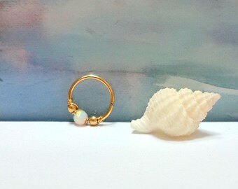 Pendiente de aro con forma de caracola de ópalo blanco: joyería perforante rellena de oro de 14 k, calibre 22-16, Cyber Week