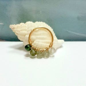Gold Natural Moss Green Agate 2-3 mm Helix Ring- Pendiente de cartílago de oro- Tiny Silver Conch Hoop -14g 16g 18g 20g 22g 24g-Helix earring-Sale