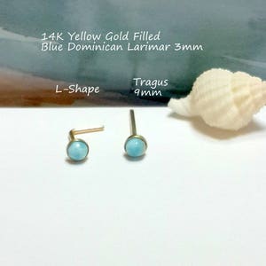Puede incluir: Dos pendientes de oro amarillo de 14 quilates rellenos con piedras de larimar azul dominicano de 3 mm. Un pendiente es en forma de L y el otro es un pendiente tragus.
