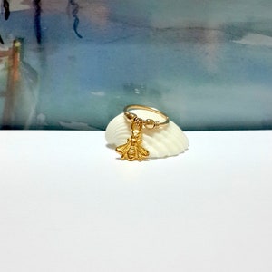 VENTA -Pendiente de cartílago de abeja de oro, aro de cartílago de abeja diminuto, hélice llena de oro de 14K, trago, perforación de concha, 16G 18G 20G 22G, 925 Sterling Bee Hoop