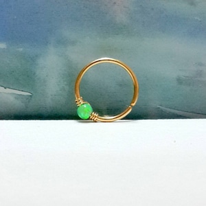 Groene opaal kraakbeen oorbel- Helix oorbel- kleine groene opaal neus ring-kleine hoepel - 16-22 gauge, 7-12mm binnendiameter, tragus, septum ring