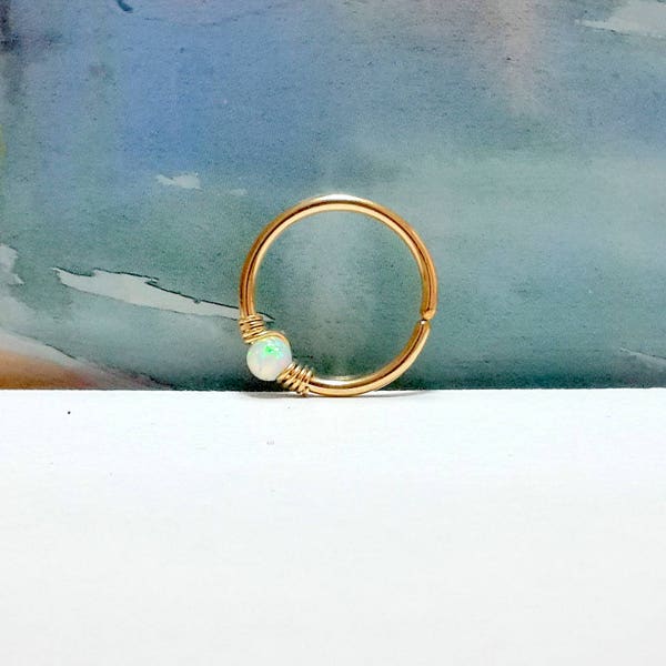 Gold Filled Conch Ohrring: Weißer Opal Piercing (16-22 Gauge)
