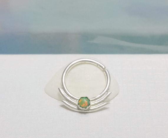 Silber Septum Ring Nase Ring 3mm Opal Stein Doppel Linien scharfe Kanten Sterling Silber Ring 16G 18G 20G Handcrafted Vatertag, Geschenke Silber Septum Ring Nase Ring 3mm Opal Stein Doppel Linien scharfe Kanten Sterling Silber Ring 16G 18G 20G Handcrafted Vatertag, Geschenke
