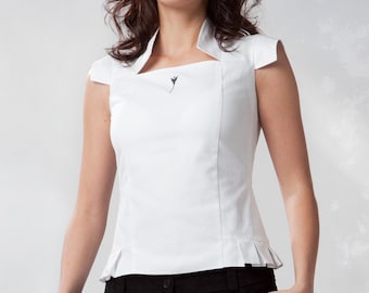 Blusa Sacha em algodão suíço estruturado - corte justo | Linhas retas e laterais levemente alargadas | Zíper invisível nas costas e logotipo bordado