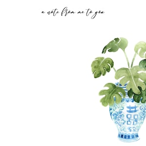 Peut inclure: Un vase en porcelaine bleu et blanc avec un motif floral et des caractères chinois. Le vase est rempli de plantes vertes.