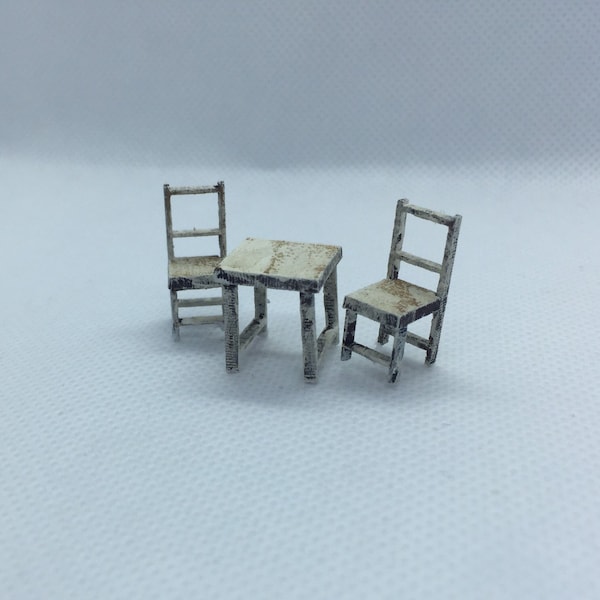 1:48 L/H Table and 2 Chairs' Shabby Chic ‘ complete.