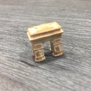 Ornement Arc de Triomphe à l'échelle 1:12. Objet terminé pour les collectionneurs.